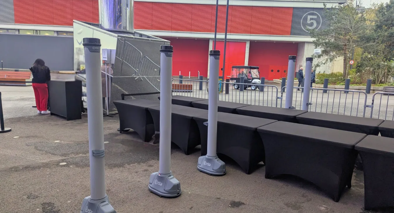 Installations de 15 portiques de sécurité détecteurs de métaux OPEN GATE